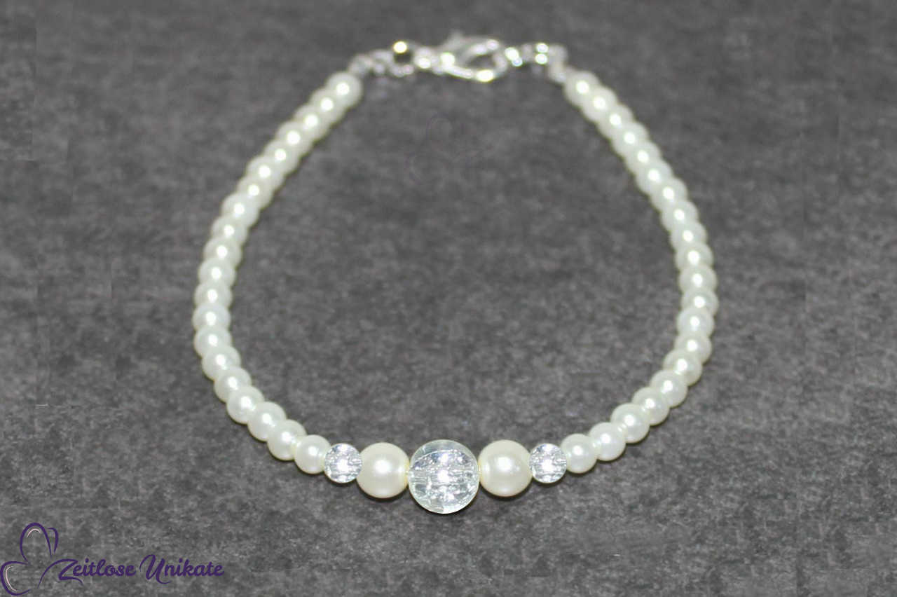 zierliches Perlenarmband mit glitzernden Perlen für die Braut