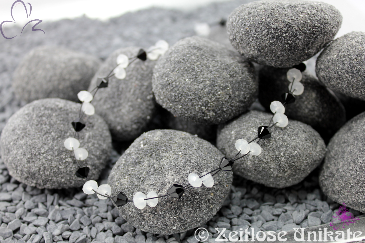 festliche Kette in schwarz und weiß mit Swarovski® Xilion Beads, handgefertigtes Einzelstück