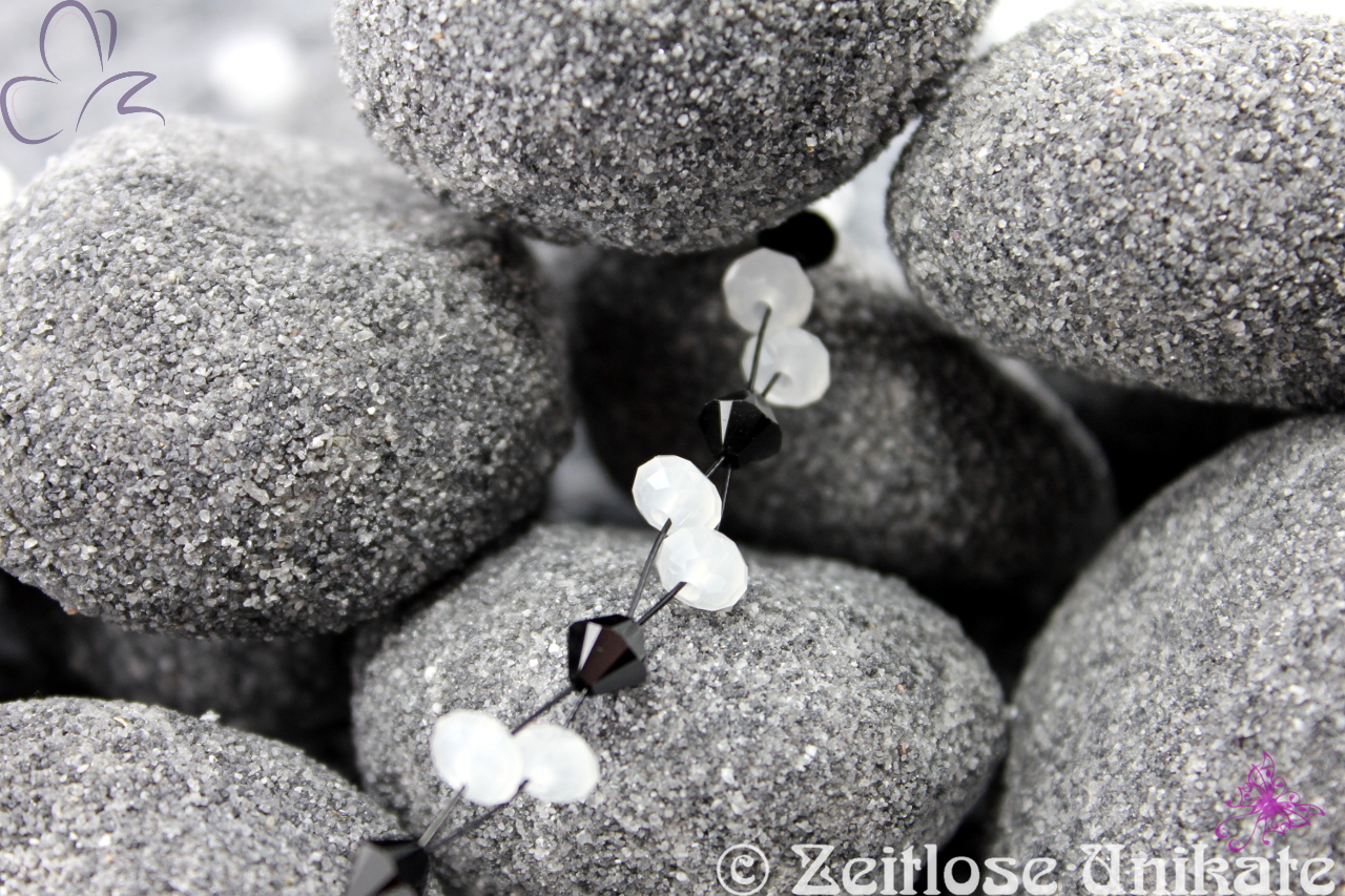 Kette glitzernd funkelnd in schwarz weiß mit hochwertigen Kristallperlen