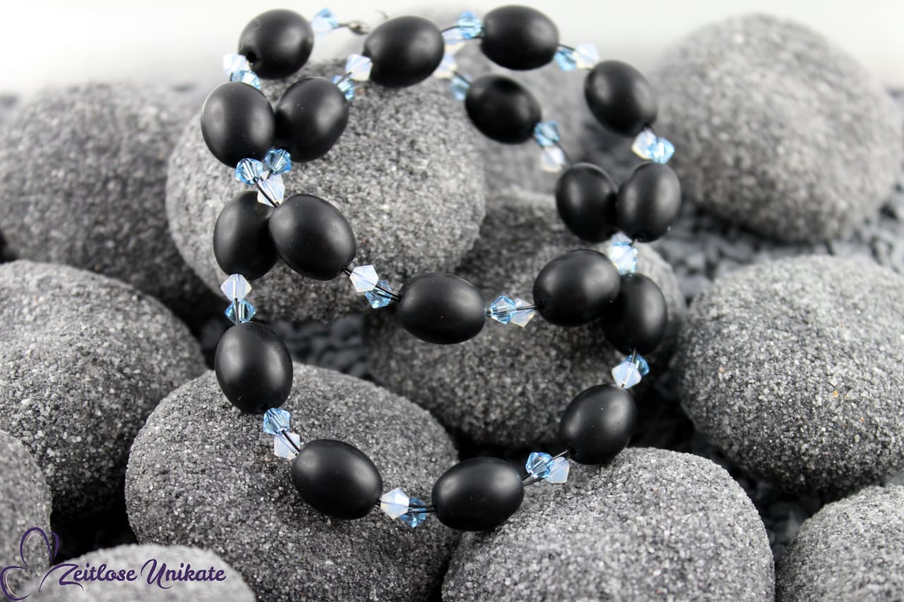 elegante opulente Halskette schwarz, hellblau und weiß