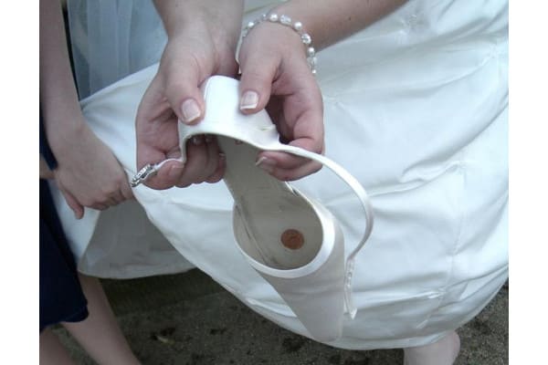 Braut mit Armband, Brautschuh und Cent